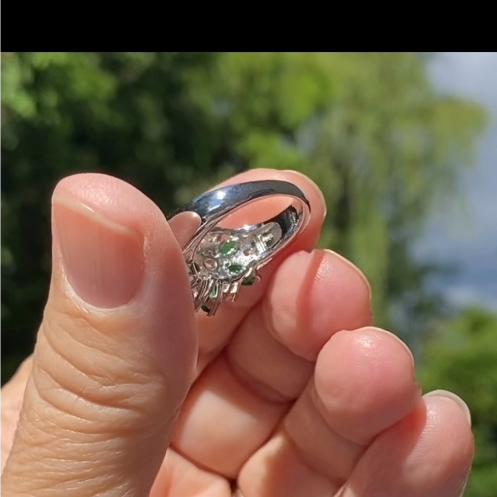 Cocktail Ring Flashes with Emerald Green and Clear Crystals - Picture 8 of 8